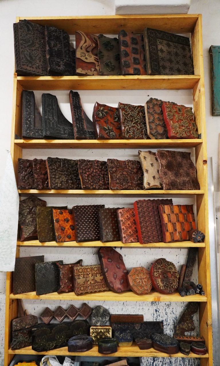 Regál se sbírkou historických modrotiskových forem